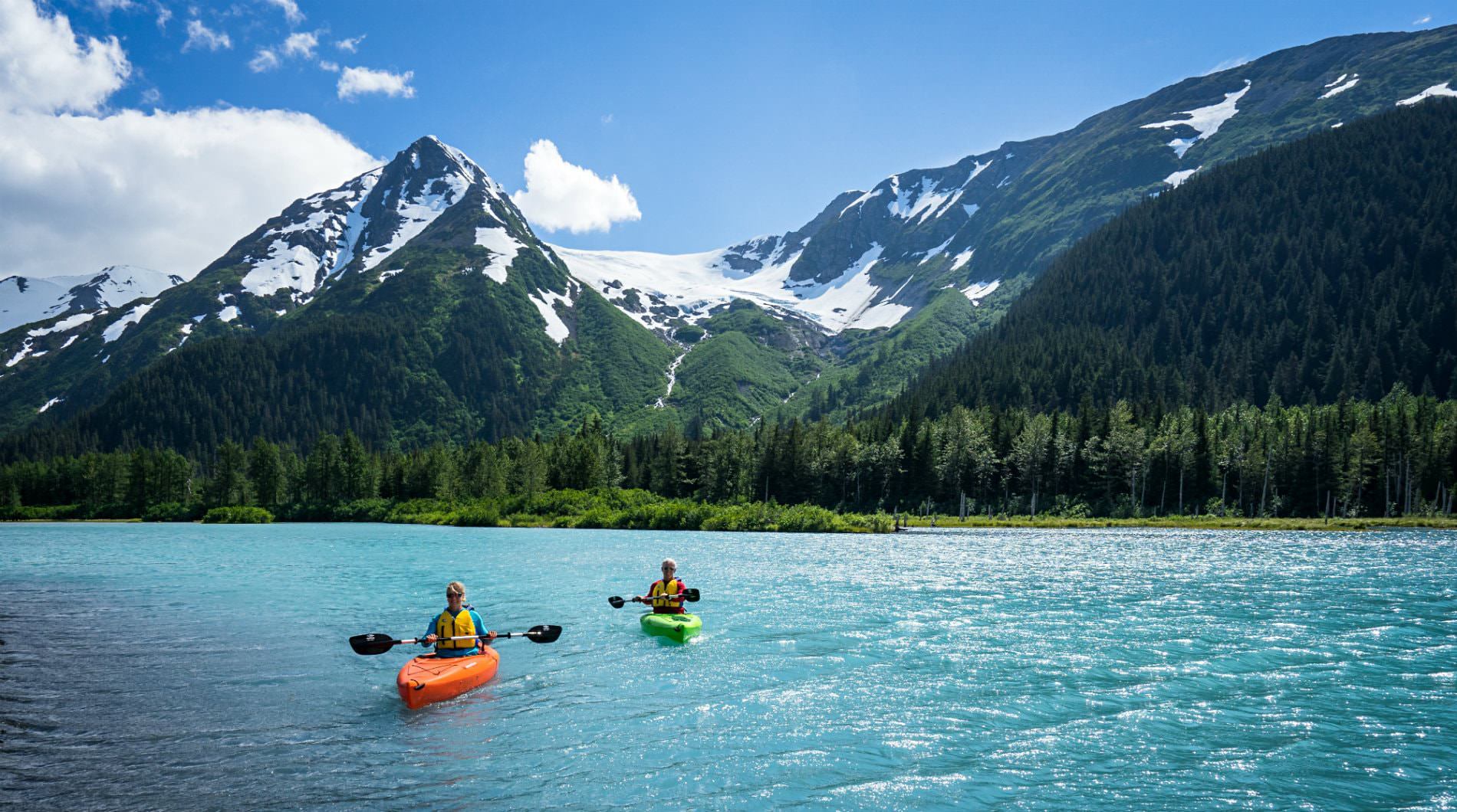Picture of a lake with people in boats.